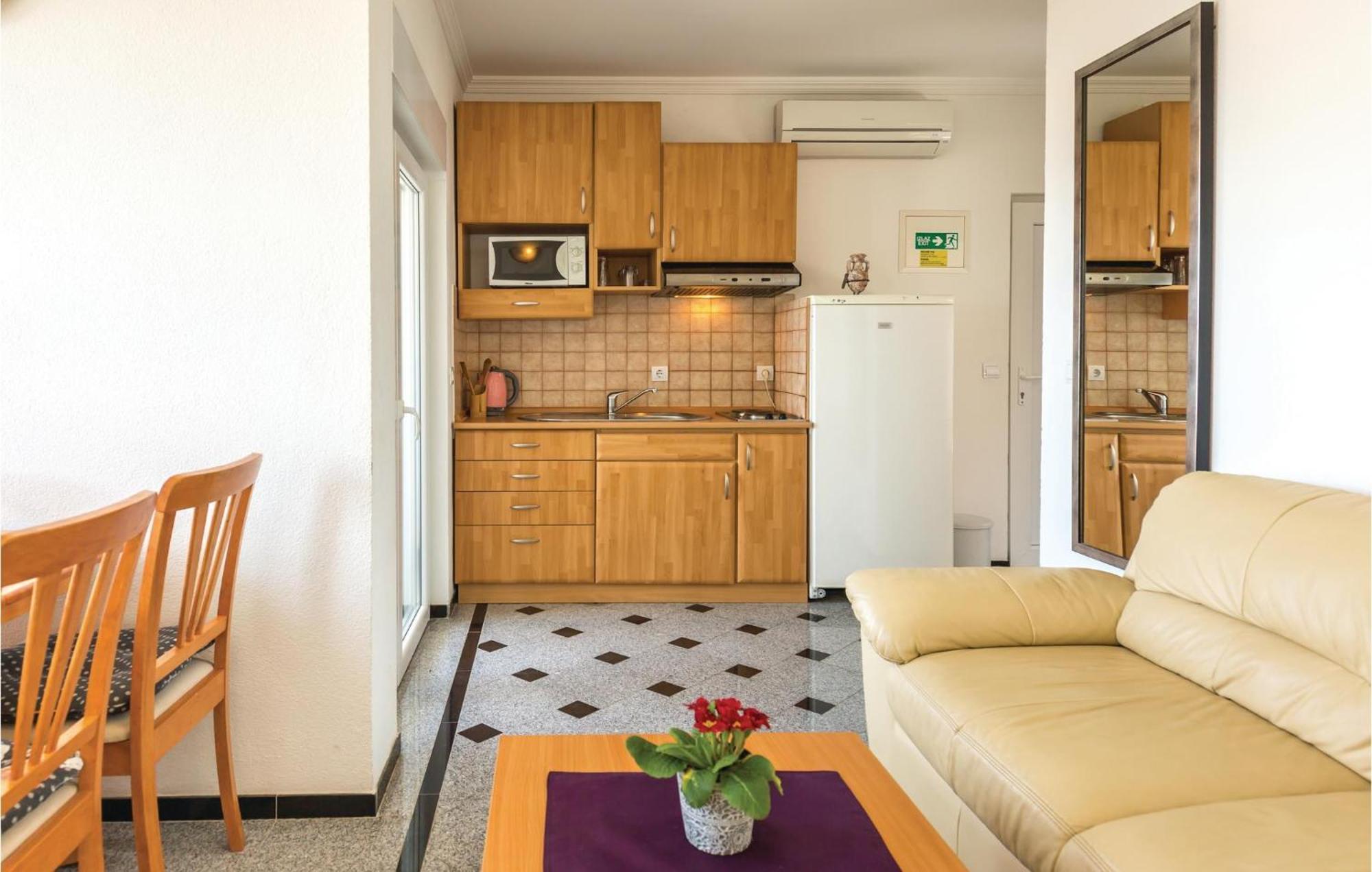 Amazing Apartment In Makarska With House Sea View מראה חיצוני תמונה