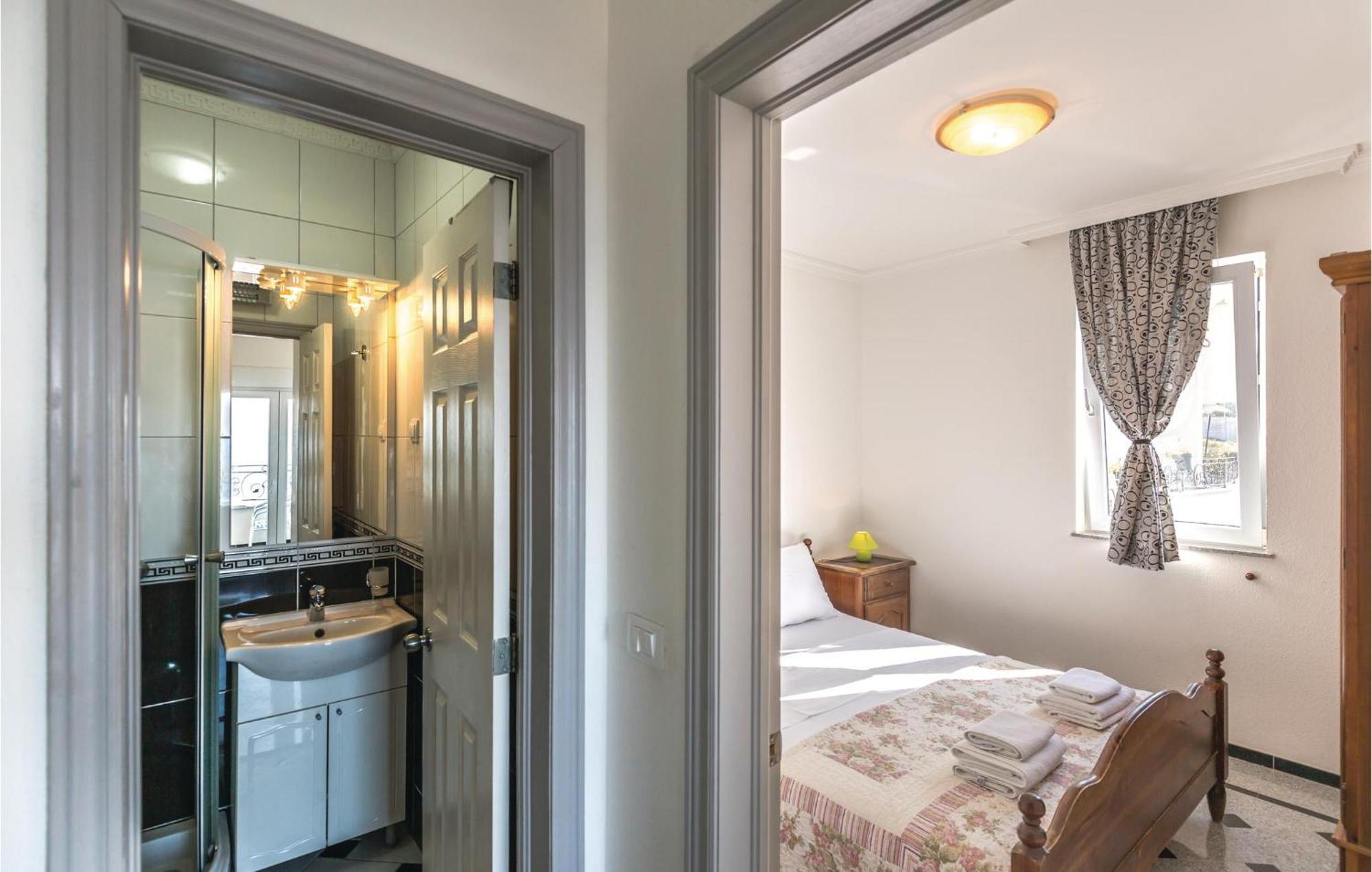 Amazing Apartment In Makarska With House Sea View מראה חיצוני תמונה